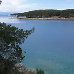 Under The Pine דירה