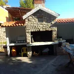 Under The Pine מילנה