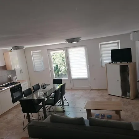Under The Pine Apartman